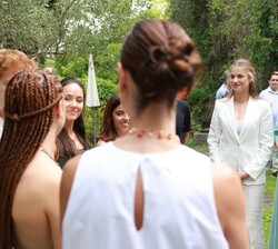 SS.AA.RR la Princesa de Asturias y la Infanta Doña Sofía atienden a las explicaciones de un grupo de jóvenes de la Generación de Arte